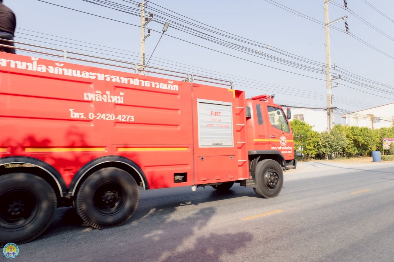 นางสาวสมใจรัก คุ้มถนอม นายกเทศมนตรีตำบลอ้อมใหญ่ มอบหมายให้เจ้าหน้าที่งานป้องกันและบรรเทาสาธารณภัย สำนักปลัดเทศบาล ดำเนินการฉีดพรมละอองน้ำบริเวณ ถนนเทศบาล 13 เพื่อเป็นการลดปัญหาฝุ่น PM 2.5
