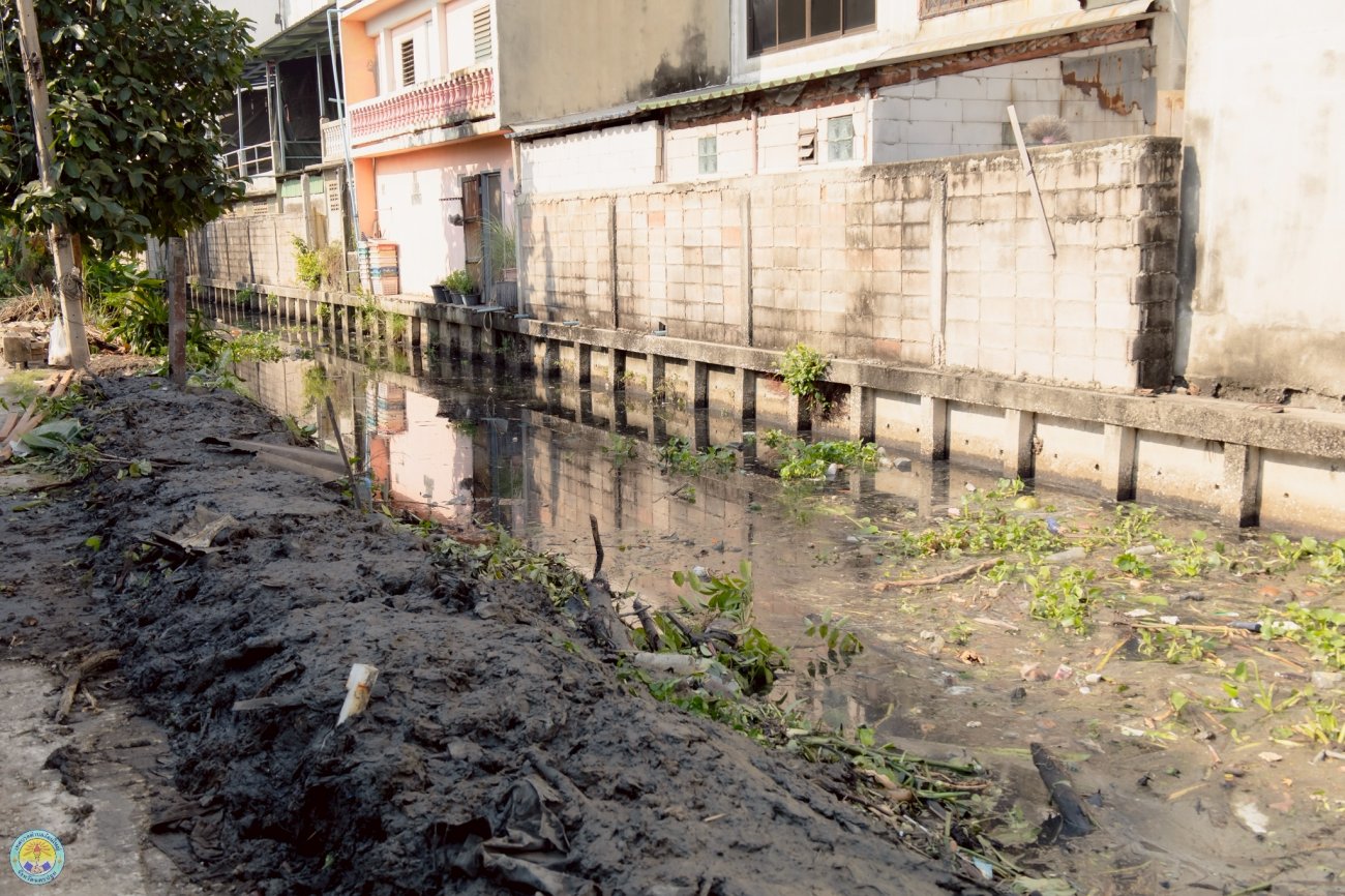 นางสาวสมใจรัก คุ้มถนอม นายกเทศมนตรีตำบลอ้อมใหญ่  มอบหมายให้เจ้าหน้าที่กองช่าง นำเครื่องจักรเข้าปฏิบัติงาน  เพื่อทำการขุดดินทำแนวป้องกันน้ำท่วมไม่ให้ไหลเข้าพื้นที่ บริเวณชุมชนครูอารีย์