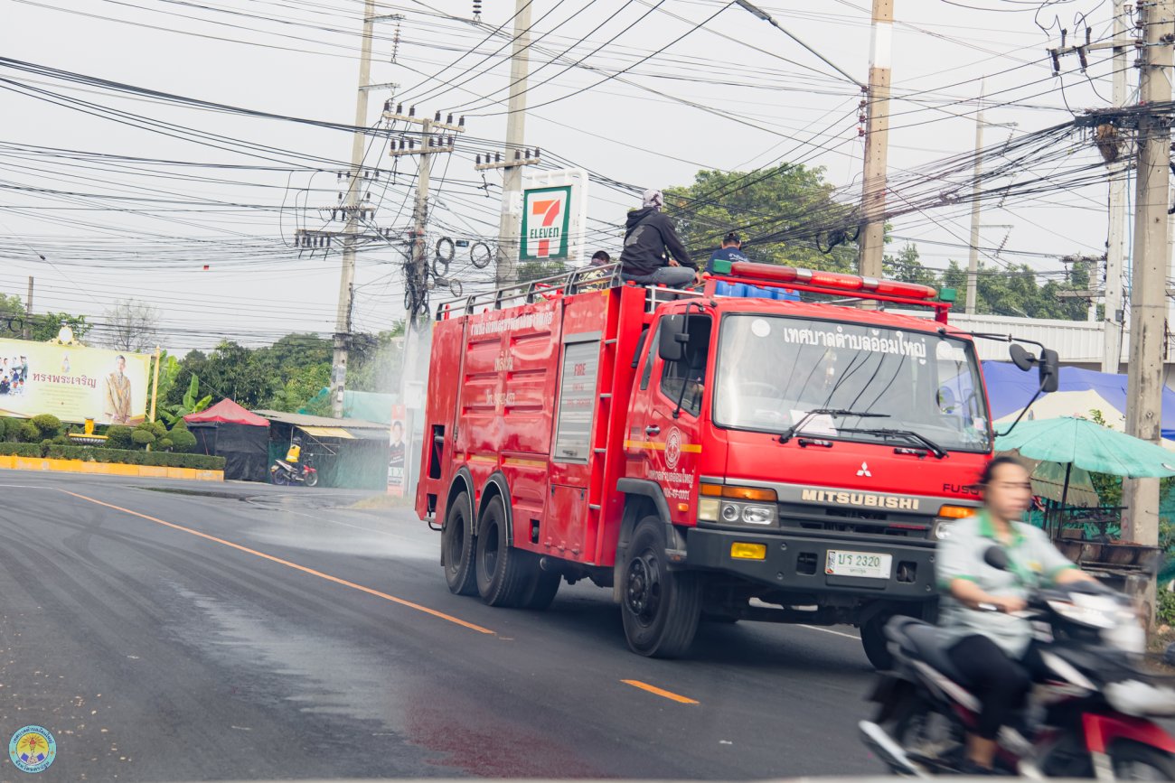 ฉีดพรมละอองน้ำบริเวณ บริเวณสามแยกบ้านคลองลัด จุดเริ่มต้นหน้าเซเว่นตลอดแนว หมู่บ้านสวนประดู่ไปถึงหน้าโรงงานเส้นหมี่ เพื่อเป็นการลดปัญหาฝุ่น PM 2.5