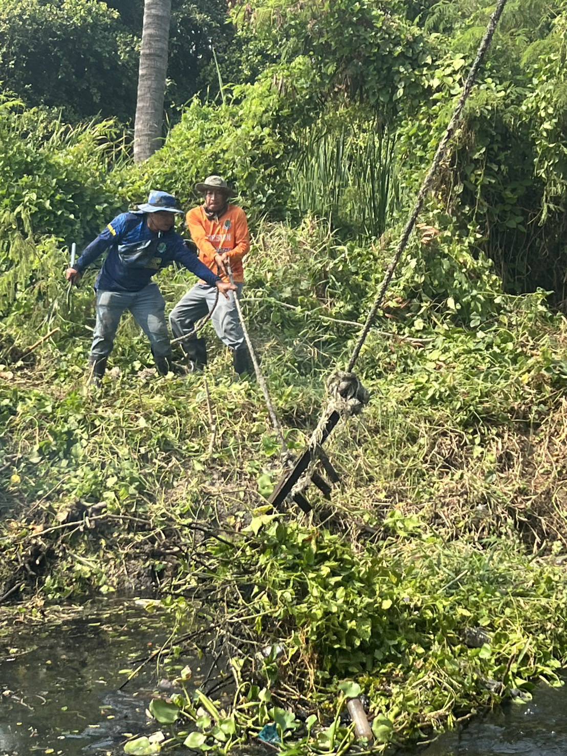 ขุดลอกคลอง และกำจัดวัชพืช เศษขยะ กิ่งไม้ ที่กีดขวางทางน้ำไหล บริเวณซอยเทศบาล 3 (ซอยบ้านป้าทรัพย์)