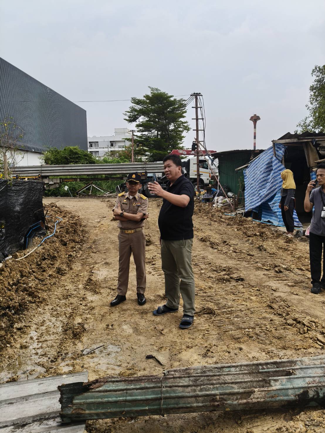 ลงพื้นที่ตรวจสอบสภาพคลองบริเวณ หมู่ 4 ตำบลอ้อมใหญ่