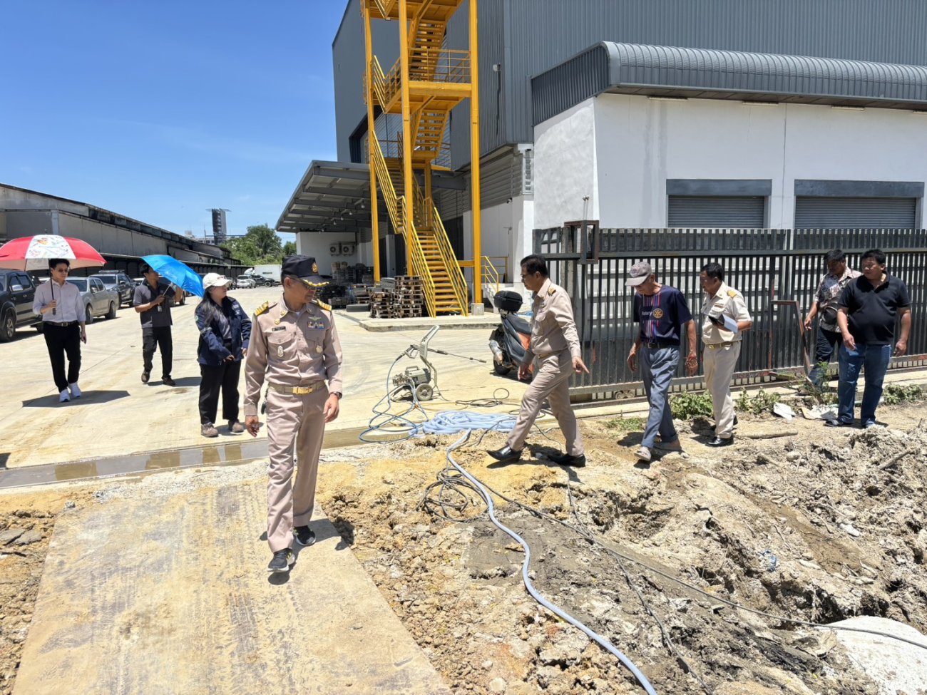 ลงพื้นที่ติดตามการดำเนินงาน ขุดลอกคลอง หลังโรงงานโมชิ ม.4 ตำบลอ้อมใหญ่