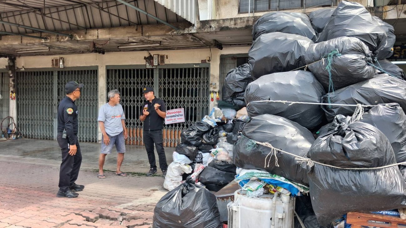 ลงพื้นที่ตรวจสอบและดำเนินการแก้ไขปัญหาการตั้งกองขยะสะสมในพื้นที่ ซึ่งเป็นปัญหาที่เกิดขึ้นมาอย่างต่อเนื่องเป็นระยะเวลานานกว่า 4–5 ปี