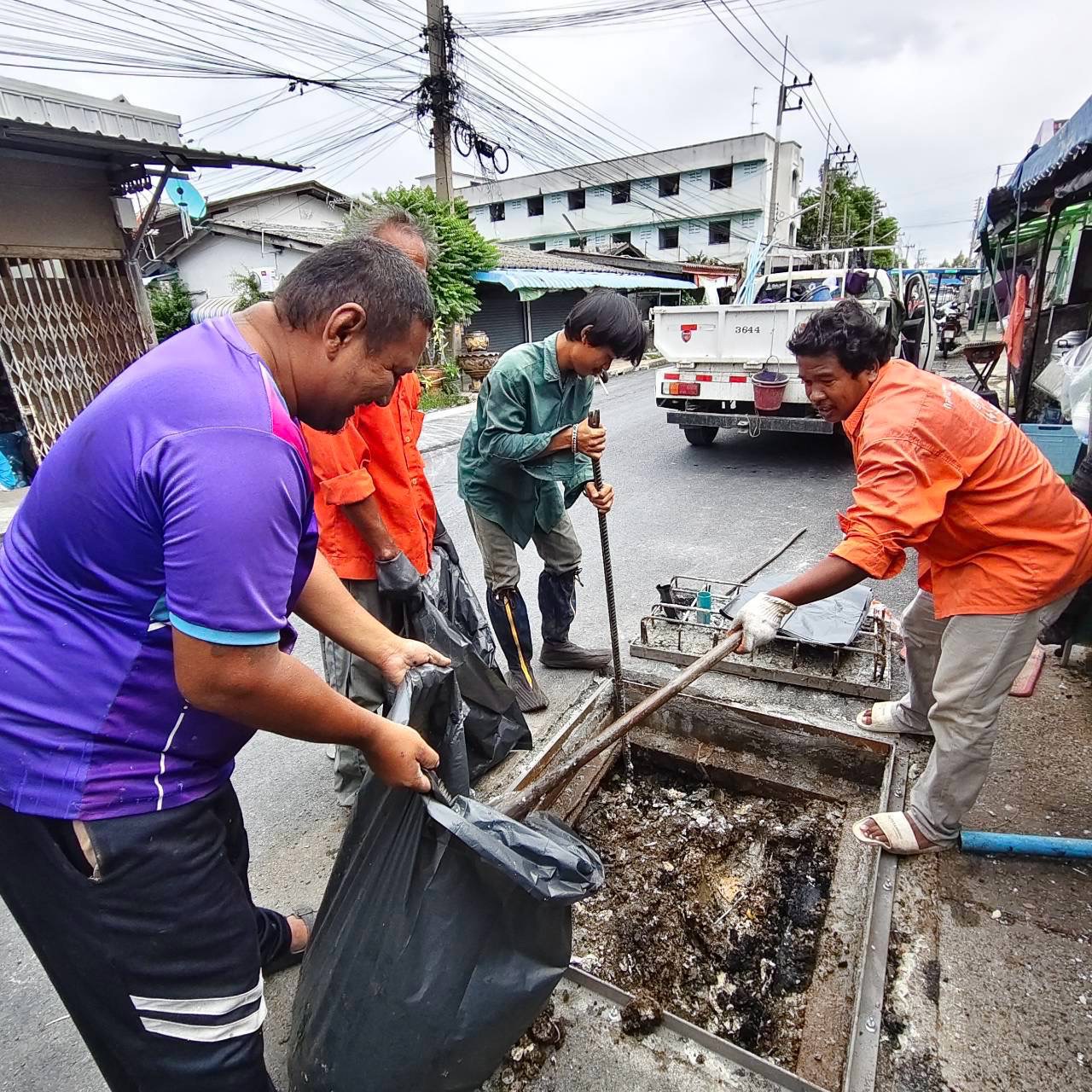 ลงพื้นที่ดำเนินการ ลอกท่อระบายน้ำ บริเวณซอยเทศบาล 9