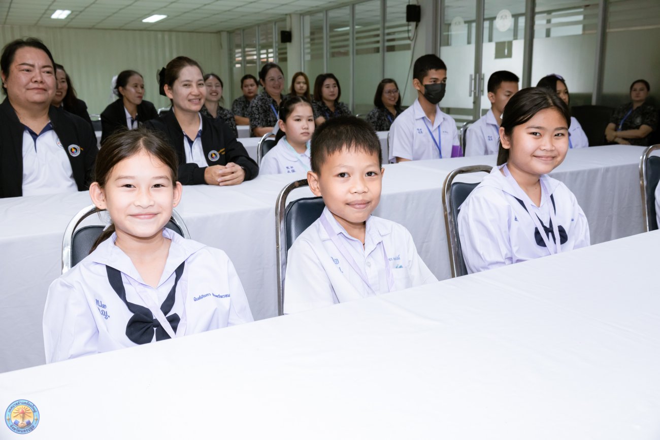 กล่าวให้โอวาท ให้กำลังใจ และอวยพรแก่นักเรียนจาก โรงเรียนเทศบาล 1 วัดเทียนดัด (นครผลพิทยาคาร) และ โรงเรียนเทศบาล 2 วัดอ้อมใหญ่ (นครราษฎร์วิทยาคาร) ซึ่งเป็นตัวแทนนักเรียนในสังกัดเทศบาลตำบลอ้อมใหญ่ เข้าร่วม โครงการแข่งขันความสามารถทางวิชาการ ระดับประเทศ ประจำปีงบประมาณ พ.ศ. 2569