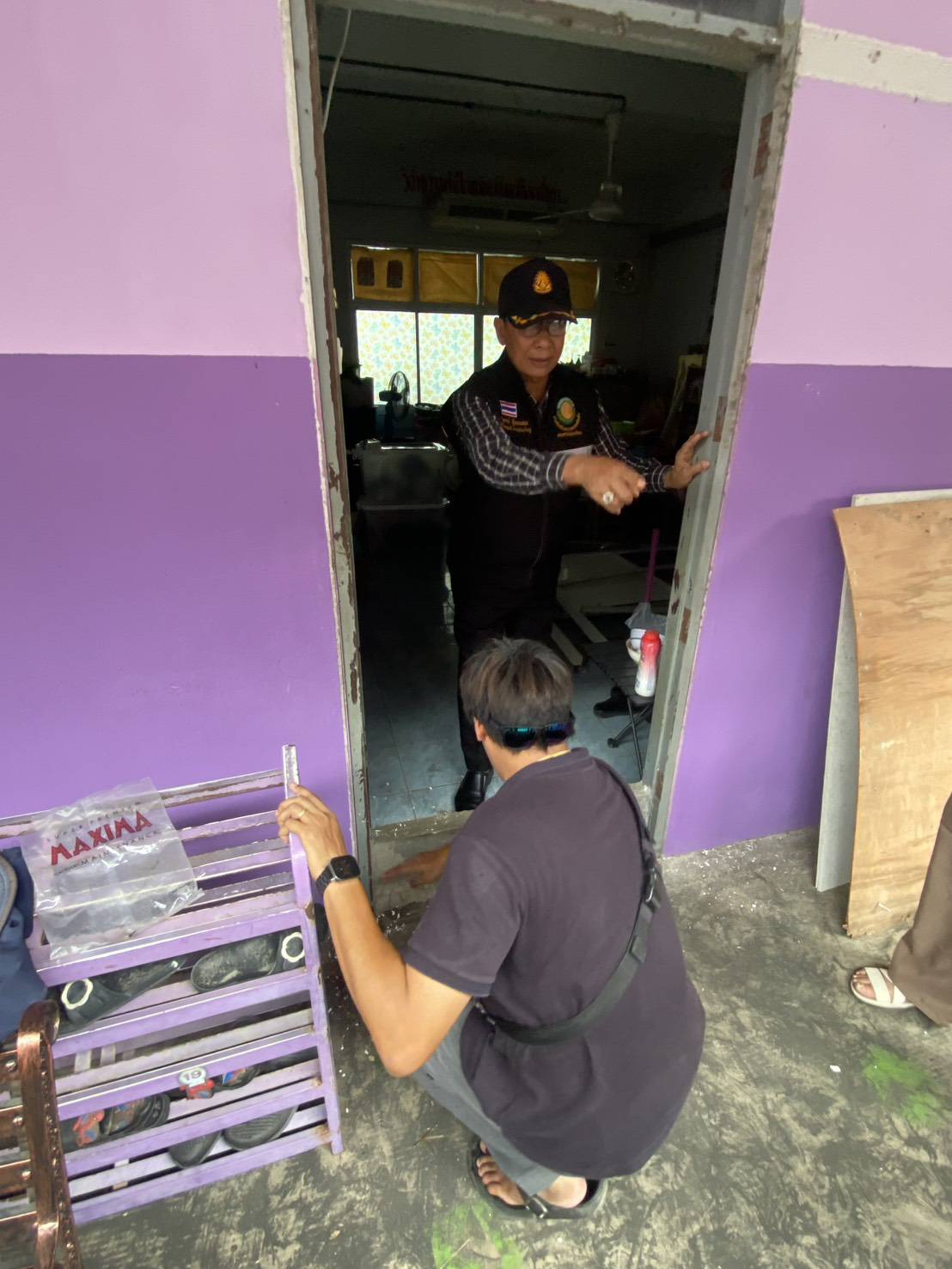 ลงพื้นที่ติดตามการดำเนินงานและตรวจสอบความก้าวหน้าของโครงการซ่อมแซมพื้นคอนกรีตที่ชำรุดเสียหาย บริเวณโดยรอบโรงเรียนเทศบาล 1 วัดเทียนดัด (นครผลพิทยาคาร)