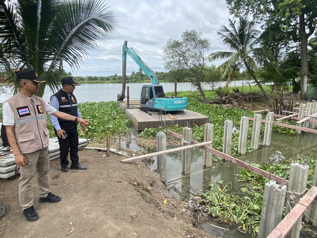 ลงพื้นที่ตรวจสอบและติดตามความคืบหน้าการปฏิบัติงาน จัดทำเขื่อนกั้นน้ำและประตูน้ำ บริเวณข้างบ้านนายโสภณ