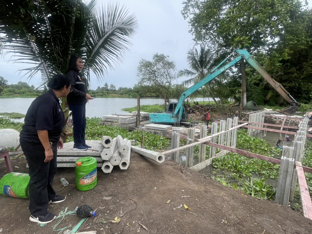 ลงพื้นที่ติดตามการปฏิบัติงานบริเวณ ประตูน้ำคลองข้างบ้านนายโสภณ และติดตามการปฏิบัติงาน ปรับปรุงพื้นโรงเรียนเทศบาล 1 วัดเทียนดัด