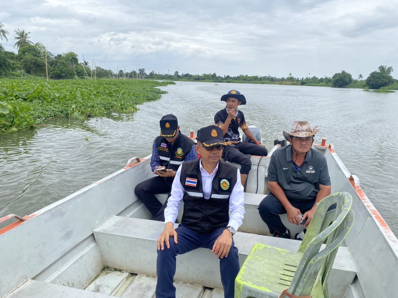 ลงพื้นที่สำรวจคลองบริเวณ **บ้านลุงแต่ง** เพื่อตรวจสอบสภาพผนังกั้นน้ำที่ชำรุด และเตรียมดำเนินการซ่อมแซมให้มีความมั่นคงแข็งแรง