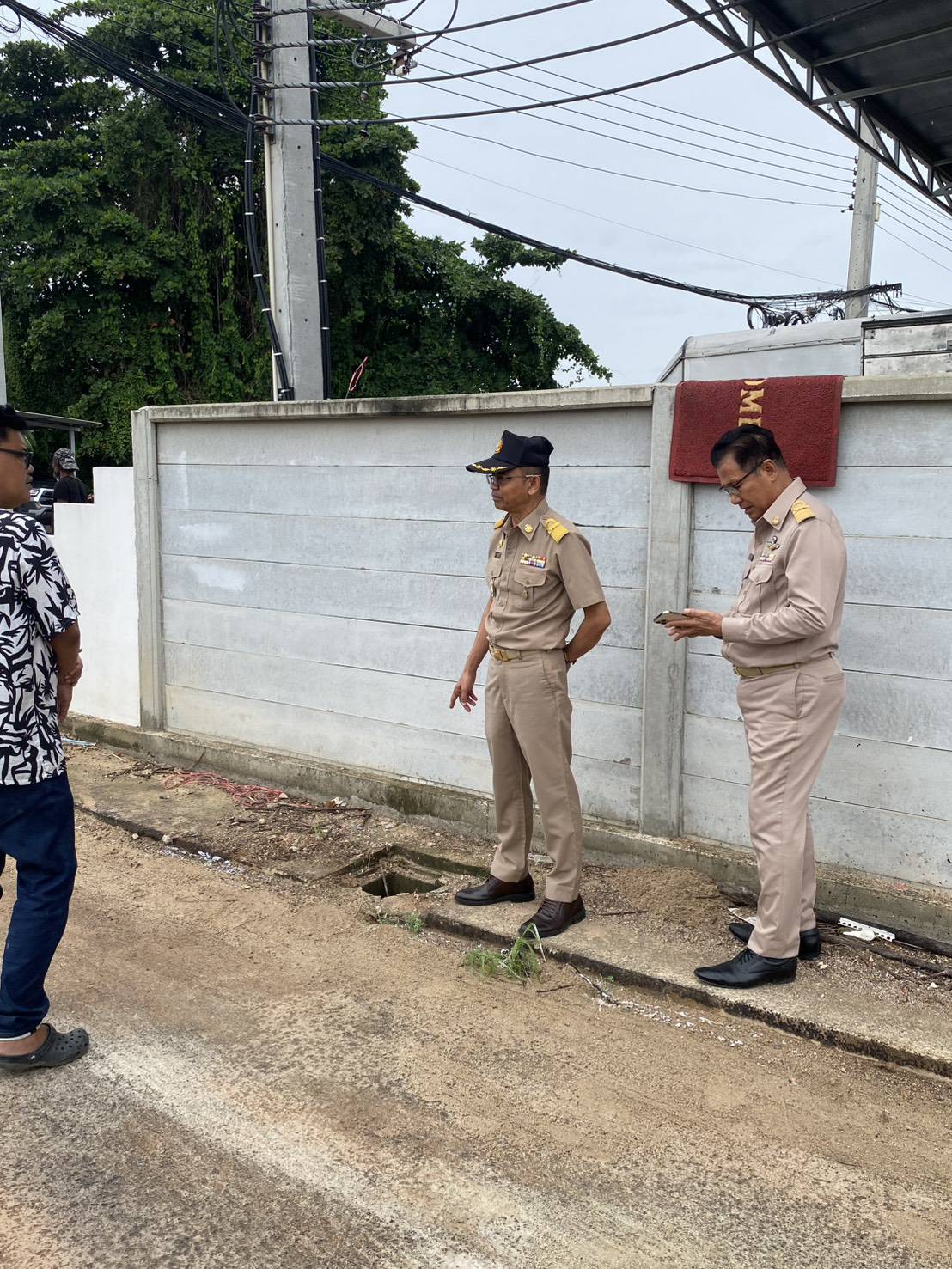 ลงพื้นที่ติดตามการดำเนินงาน ปูลาดยางแอสฟัลท์ติกคอนกรีต บริเวณ ถนนซอยแม่ละมัย หมู่ 2 ตำบลอ้อมใหญ่