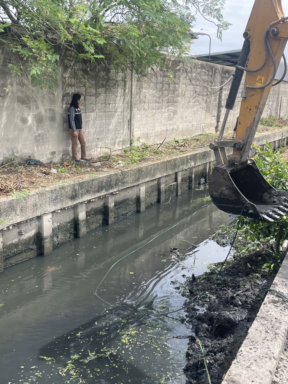 ลงพื้นที่สำรวจและติดตามการดำเนินงานขุดลอกคลองเจ็ก เพื่อกำจัดสิ่งกีดขวางทางน้ำ และพัฒนาคูคลองในพื้นที่ให้มีประสิทธิภาพ