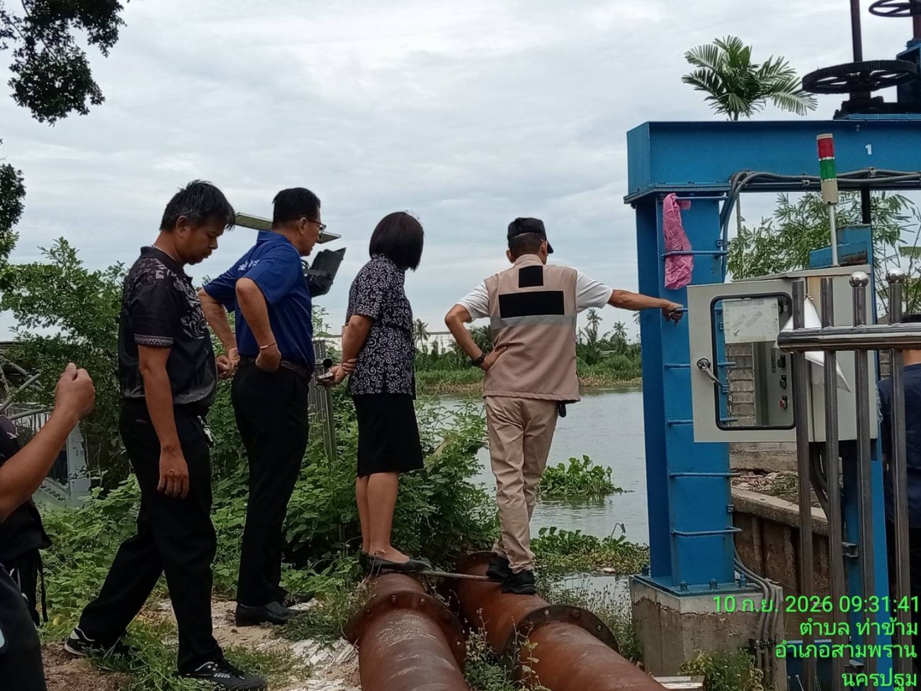 ปลัดเทศบาล ลงพื้นที่ตรวจสอบการปล่อยน้ำเสียในพื้นที่ พร้อมติดตามการปฏิบัติงานปรับปรุงพื้นโรงเรียนเทศบาล 1 วัดเทียนดัด (นครผลพิทยาคาร)