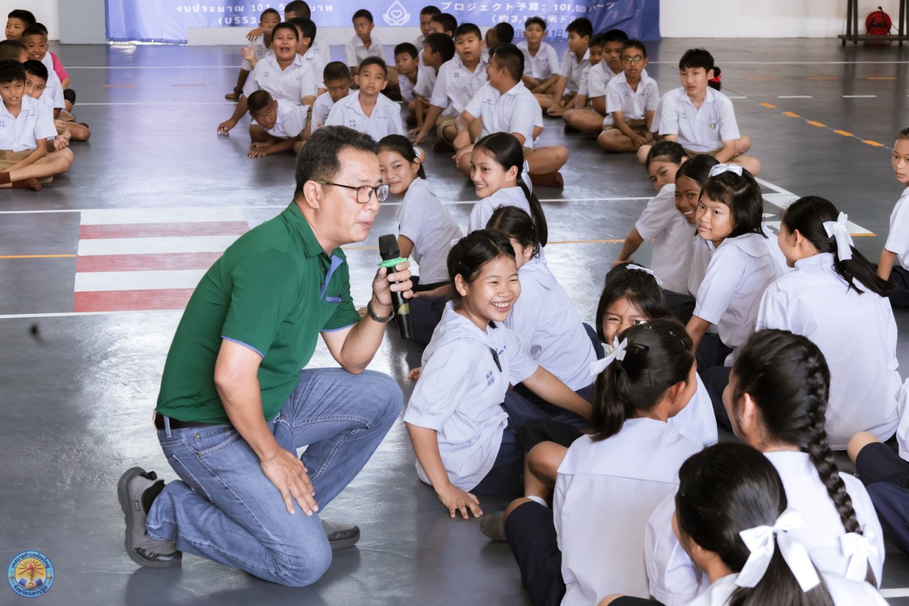 นางสาวสมใจรัก คุ้มถนอม นายกเทศมนตรีตำบลอ้อมใหญ่ กล่าวต้อนรับในพิธีเปิดโครงการ “Safe Roads Safe Lives” หรือ “โครงการนักเรียนดี มีวินัย ร่วมสร้างสังคมปลอดภัย” Global Grant GG#2681930