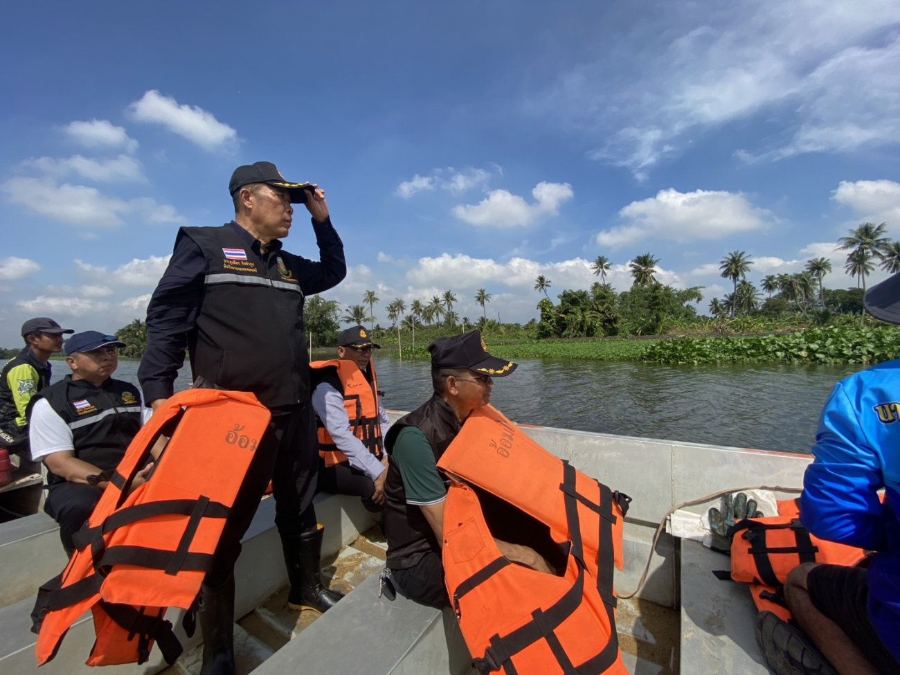ลงเรือสำรวจแนวตลิ่งและคันกั้นน้ำ พร้อมเสริมแนวป้องกันจุดเสี่ยงริมแม่น้ำ